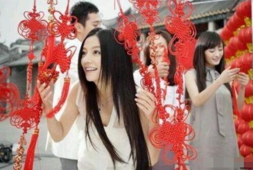 杨幂在10年前的广告中给赵薇当人肉背景 却是长相最美的一个