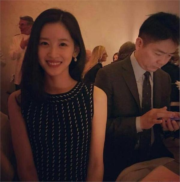 奶茶妹妹晒侧身照秀香肩 一言难尽的身材抢走刘强东风头