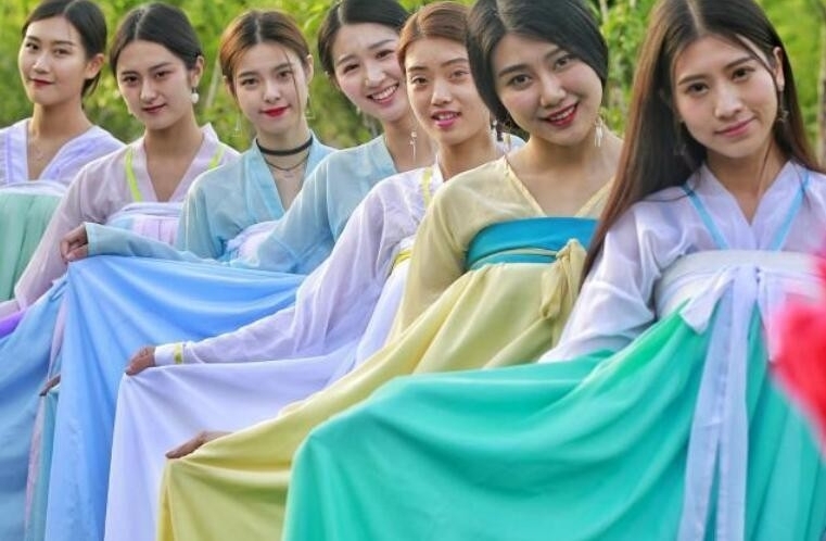 大学生穿古装扮仙女