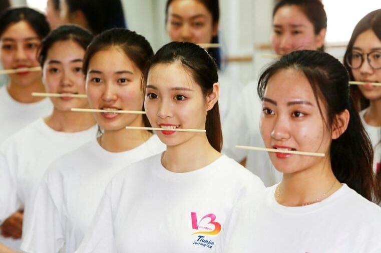 礼仪小姐练咬筷子