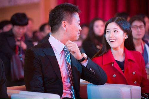 奶茶妹妹章泽天晒与老公合照秀恩爱 刘强东一旁低头玩手机