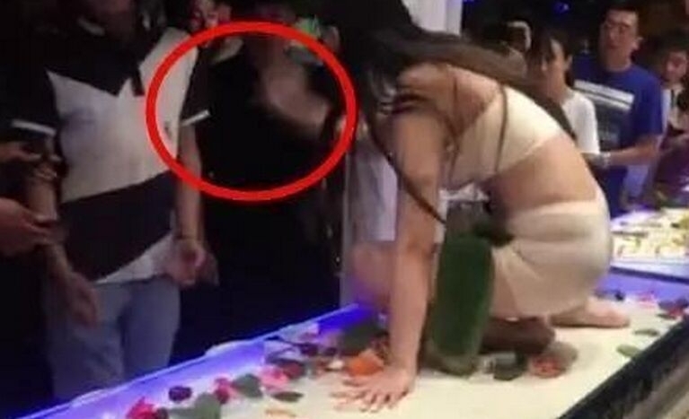 自助餐厅搞人体宴