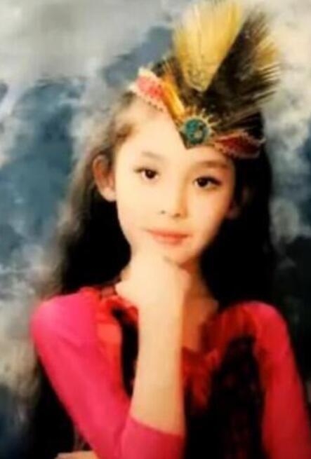 古力娜扎童年照曝光撞脸杨幂刘亦菲 一看就知道没整容 