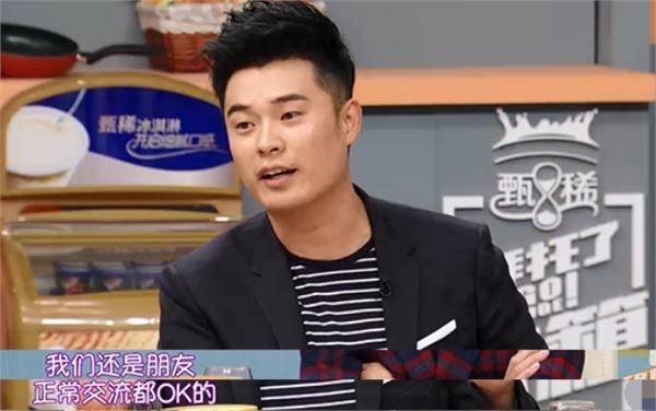 陈赫谈前妻许婧害怕上热搜 张子萱退娱乐圈卖80块T恤就因此  陈赫谈前妻许婧仍互相关心 张子萱隐退卖80块T恤是这个原因  陈赫许婧离婚已经两年了，现在还跟张子萱生下了女儿，三人之间的关系却仍旧是剪不断理还乱，每次有一个人上热搜，另外两个同样是不可避免地躺枪，大众的舆论也从一开始的同情许婧，转变成现在3个人都挨骂。时隔两年，陈赫在昨天上线的最新一期《拜托了冰箱》中首度回应与许婧离婚后的关系，希望遏制舆论向跑偏的方向进一步发展。  从《爱情公寓》中的“好男人”曾小贤变成人遭唾骂的渣男，陈赫这两年经历的事情很多，在与张子萱的恋情曝光后，许婧一度成为大众眼中的受害者，但随着她越来越多地出现在公众视线中时，舆论开始发生反转了，网上一度流传着陈赫许婧买水军互相消费的消息，3人每一次上热搜都会被扒得底朝天，更会被骂得狗血淋头。  早前许婧在公开亮相拍摄广告宣传片时，用到了诸如“放下一切”、“释怀过往”等词语。好巧不巧的是，陈赫当时就在社交平台发文指一些人为了利益制造恶意，更怒斥消费别人的过去并不光彩，一度被质疑是怼许婧。而在许婧亮相《天天向上》再度被指责是炒作消费陈赫后，许婧为此专程写了一篇长文指责被泼脏水。  也正因为这两则看似你来我往的发文，陈赫和许婧被质疑相互买水军消费对方。对于这件事，陈赫在节目中坦言，现在这件事仍旧是他在网络上最怕触碰的地方，更不会主动买水军挑起事端，许婧之所以会经常发一些文章，是因为没有经历过来自网络的压力，然而在网络上写得越多越错，所以造成了外界的误解。他和许婧虽然已经离婚，但到现在仍旧是朋友，甚至还会互相关心，这次上节目聊这些也是事先问过许婧意见，得到了应允。  陈赫之所以选择现在而不是等过十年说这件事，是因为现在舆论对包括许婧在内的很多人都造成了一些伤害，他只是想尽自己所能制止谣言扩散。  说起陈赫许婧婚姻中受到伤害的人，张子萱自然是不得不提的一个对象了。从2015年初陈赫离婚事件开始，张子萱在舆论压力之下一直保持沉默，甚至直接隐退了娱乐圈，关闭微博评论卖起了衣服。  在现在张子萱的微博日常中，不难发现基本都是清一色的服装广告信息，一件T恤甚至才80多元，比某些网红卖的价格都要亲民。即便是偶尔做个抽奖赠送衣服的活动，也只使用转发和点赞，根本不敢看大家的评论，可想而知她对舆论压力是有多害怕。  或许会有人说，张子萱、陈赫和许婧3人现在会被骂得这么惨都是自己作的，没有当初的信誓旦旦和背叛就不会闹出这么多事。事情确实如此，但就跟陈赫自己说的一样，每个人都会犯错，他从来没有否认过一些东西，但现在的舆论传得越来越离谱，给每个人都造成了伤害不得不出来澄清。  明星也是普通人，婚姻生活同样是柴米油盐，相处和谐与否也只有当事人最清楚，到底陈赫、许婧亦或是张子萱，谁在这场婚姻闹剧中责任更大，这都是他们自己的事情，大家作为吃瓜群众看看热闹就好，不比太过较真，一门心思找他人婚姻的茬，这跟第三者又有何区别呢?