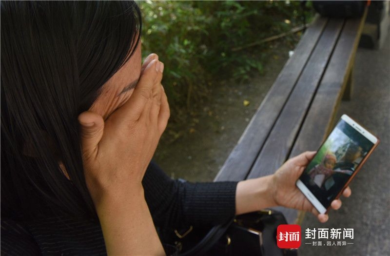 5月13日，四川大学华西医院。王贵洲的姑妈看着手机里侄儿的照片，忍不住伤心流泪。
