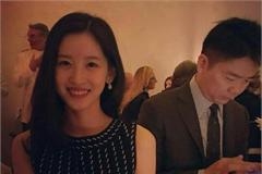 奶茶妹妹章泽天晒合照秀恩爱 刘强东一旁低头玩