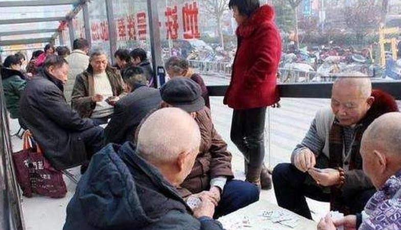 大爷疯狂追求大妈