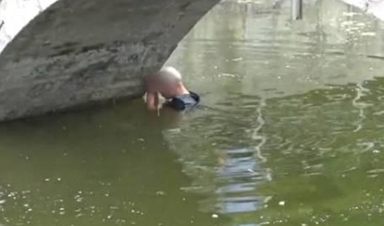 小伙失恋酒后跳河