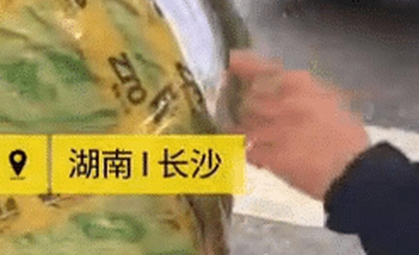 情侣吵架突然和好快递小哥却疯了