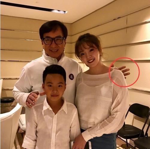 成龙合影不敢手乱放的除林青霞只有她 当众揩油景甜看呆刘烨