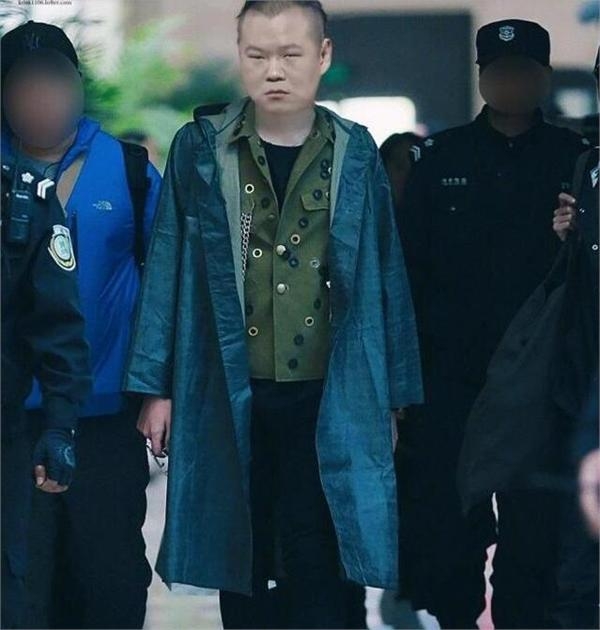 真男神！吴亦凡把一件价格仅40元的雨衣 穿出了很高级的效果