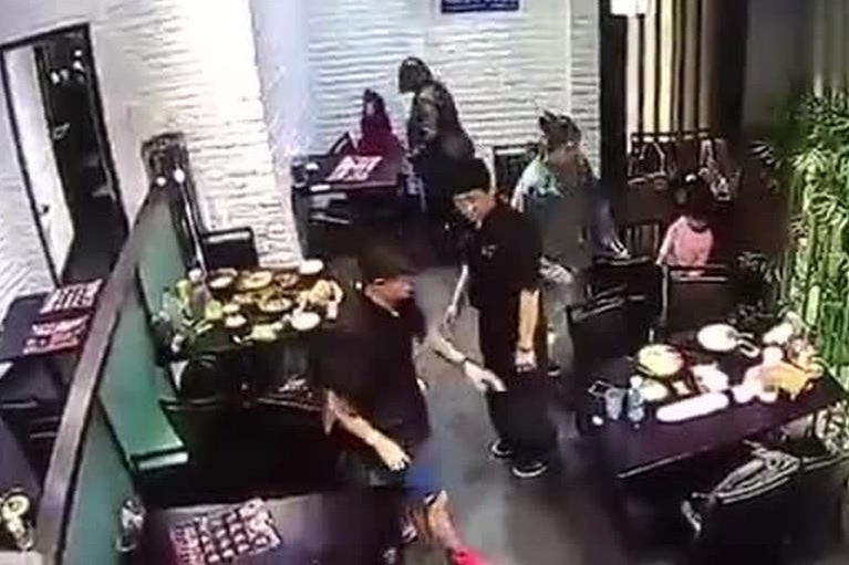 女大学生飞踹女童视频