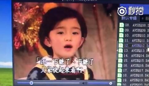 杨幂童年讲故事出新视频学狗叫超萌 五官精致唯一变的是这里