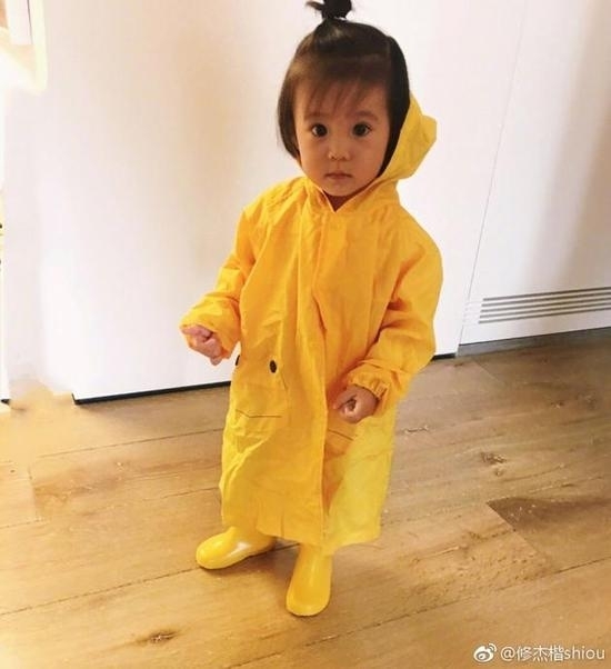 修杰楷晒女儿咘咘雨衣照  大眼睛冲天辫萌态十足！