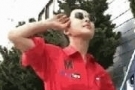 杨紫微博粉丝突破两千万 开心在美国街头跳舞
