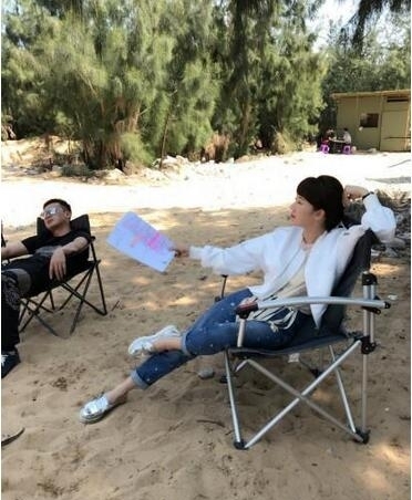 李念曝与哥哥童年合影旧照为其庆生