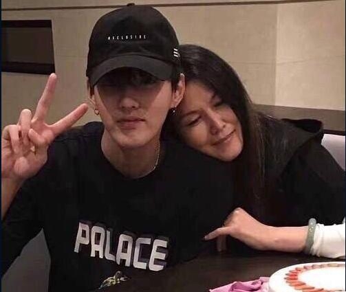 娱乐圈小鲜肉和妈妈合照大曝光 陈伟霆妈妈贵气杨洋妈妈好美