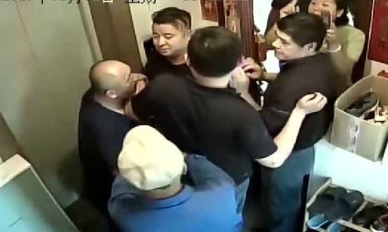 男子举报违建全家被暴打