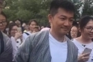 苏有朋现身北京录节目 身材走样网友直呼：岁月