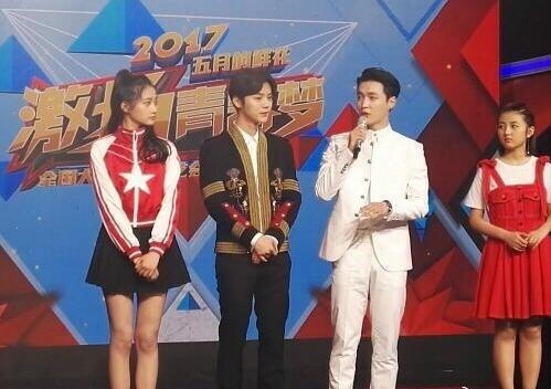 继黄子韬后鹿晗张艺兴同台热聊依旧好兄弟 牛鹿发糖还会远吗？