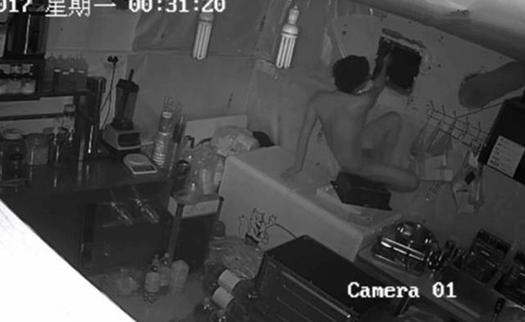 全裸钻排气孔偷窃