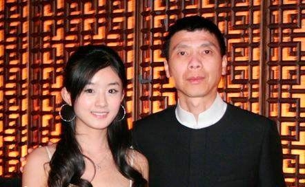 赵丽颖挽冯小刚合影谢恩师发掘 当年给她颁奖的竟是这俩大佬