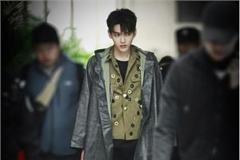 真男神！吴亦凡把一件价格仅40元雨衣 穿出很高