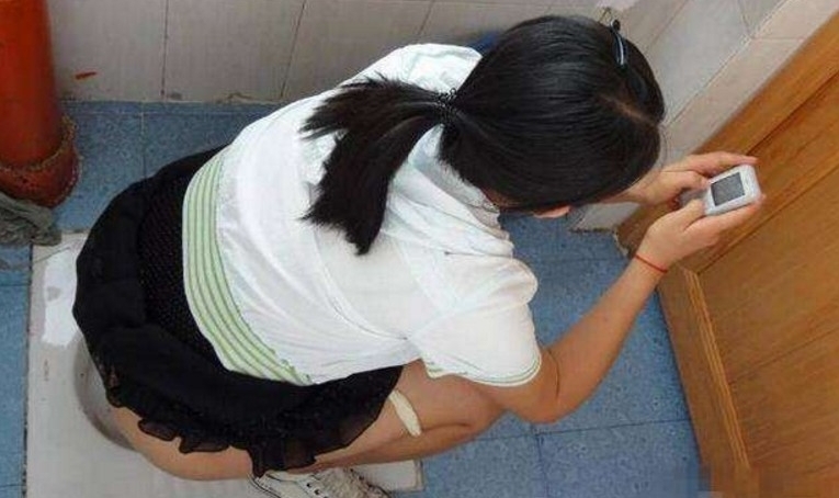 网红偷窥女厕被拘