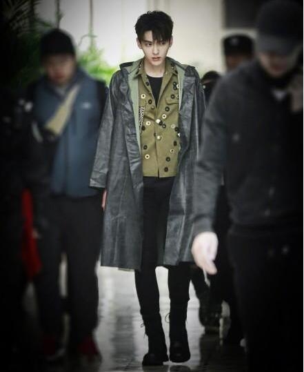 真男神！吴亦凡把一件价格仅40元的雨衣 穿出了很高级的效果