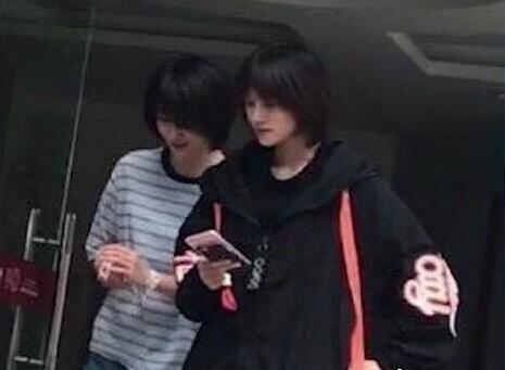 郑爽赞替身比自己美是个不爱争的女孩 两人长得太像了