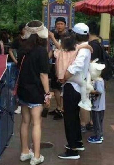 网曝邓超夫妇带娃游迪士尼 一家四口十分有爱