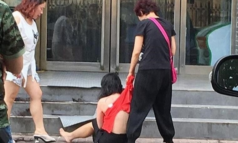 女子当街被撕衣剪发