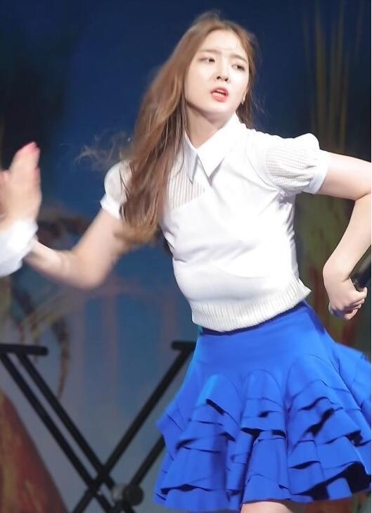 韩国女星再现尴尬一幕 跳舞时胸垫滑落到腹部当众露点