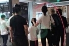 网曝白百合风波后首次携子现身  摸头杀尽显母爱