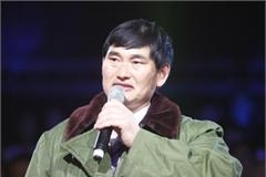 “大衣哥”朱之文的军大衣拍卖价50万 每次商演