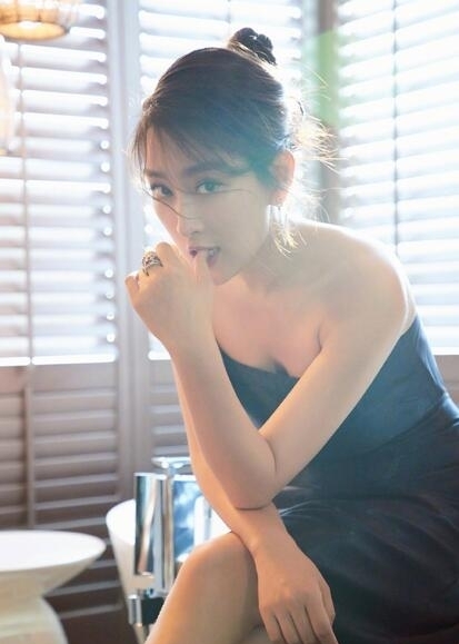 马苏获奖后台下画风突变 手拿奖杯当酒杯搞怪自拍