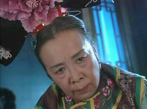 19年前观众对她恨之入骨 如今81岁排队坐公交被赞德艺双馨