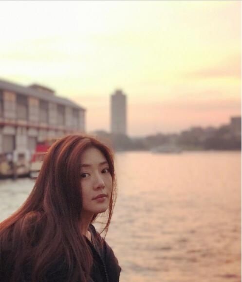 邓家佳晒夕阳美照 再美的风景也抵不过乡愁
