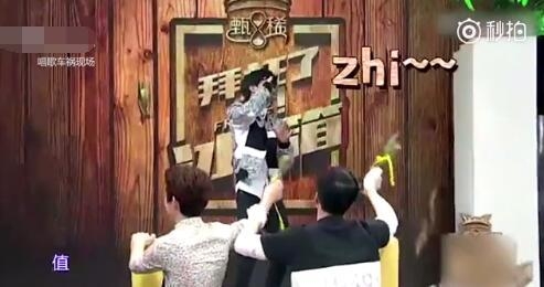 明星演唱车祸现场集锦笑疯网友 陈奕迅捡话筒汪峰失声跑调