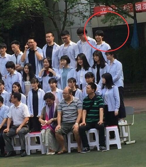 王俊凯拍高中毕业照曝光站在最后一排边上 看上去身高有点矮