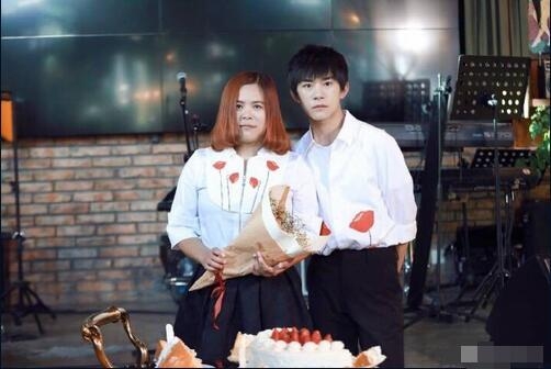 娱乐圈小鲜肉和妈妈合照大曝光 陈伟霆妈妈贵气杨洋妈妈好美