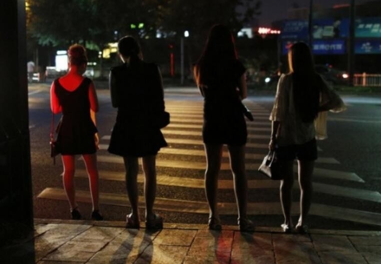 直击城中村里的夜场女孩们
