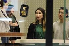 38岁萧亚轩带第16任新欢买家具？网友：她出书一