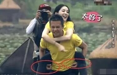   细节见人品，邓超在跑男中的表现很让人舒心，已经有妻室的他与女嘉宾有亲密行为时，很会注意分寸，背着女嘉宾做游戏时，双手没有接触对方的身体，而是呈握拳状态。  这种行为很暖对吗?有人给这个动作起了个名字，叫做绅士手。而同样注重细节的还有陈伟霆。  在内地发展的这几年，陈伟霆演艺事业走向了巅峰期，唱歌、拍戏、参加综艺节目，他合作的女艺人越来越多，但负面新闻却减少了，这点真是难能可贵。  那么陈伟霆的人品怎么样呢?看他和女嘉宾接触的动作就行了。背着女嘉宾时，双手抓住自己的衣服，把对方牢牢背在自己背上。  片场拍戏正高兴着呢，陈伟霆抱着搭档男友力max，同时又手握拳头状，给对方最大的尊重。  安慰哭得不成样子的女搭档，从背后来个温暖的拥抱，双手交叉在搭档胸前时照样握拳。  即便是合照也不能没有分寸，陈伟霆的拳头在马苏肩膀上尤为抢眼。  与邓紫棋亲密搂肩，也不占对方便宜。