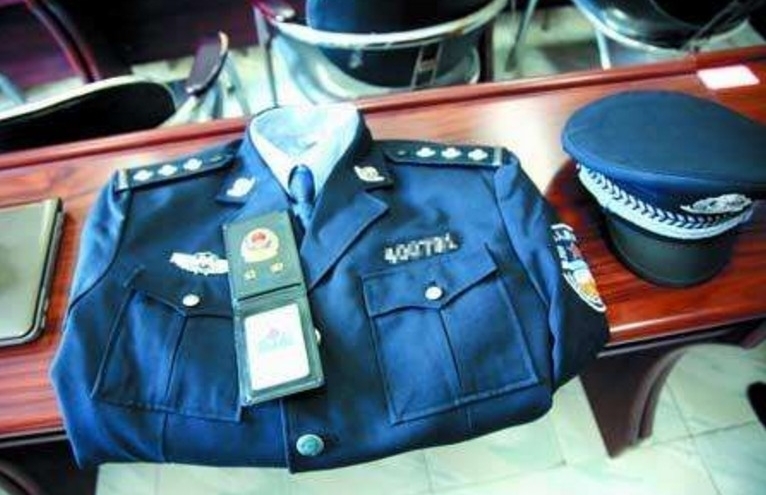 男子冒充警察性骚扰