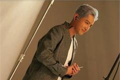 胡歌放假回上海顶着一头白发拍广告 网友：勤工