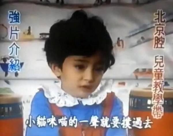 杨幂童年讲故事出新视频学狗叫超萌 五官精致唯一变的是这里