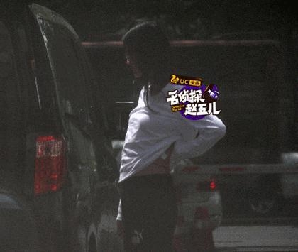董子健老婆当街撩衣挠痒遭偷拍 8个字霸气回应被赞接地气