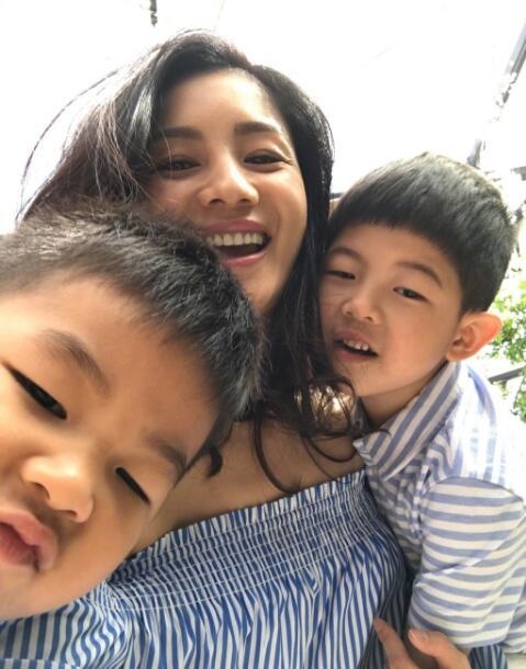 小鱼儿吃饭暴躁要求拿勺子 胡可说3个字搞定儿子网友佩服不已  