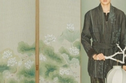 王源中国风写真成熟优雅 手持折扇彰显贵族气质